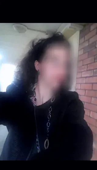 Rosa, 33